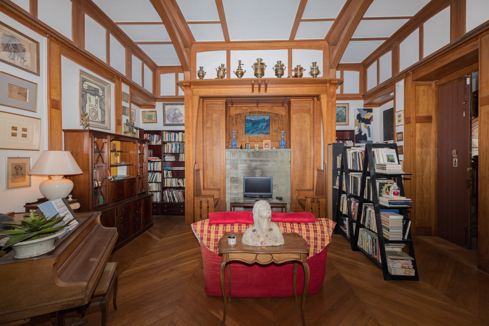 Кабинет библиотека в квартире на Лазурном берегу