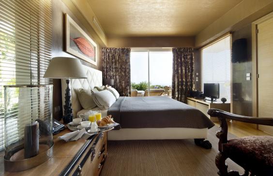 Спальня с панорамными окнами и личной душевой