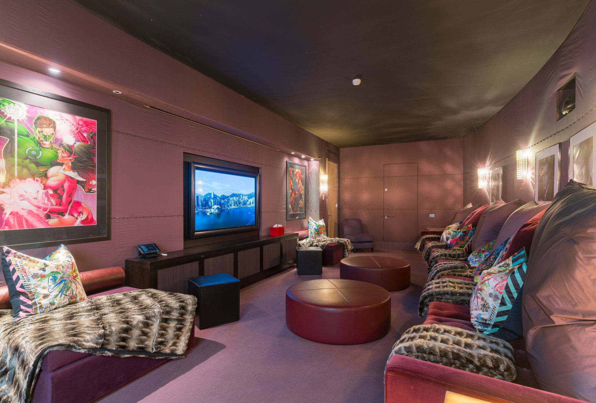 Мягкие и роскошные диваны в комнате для просмотра фильмов
