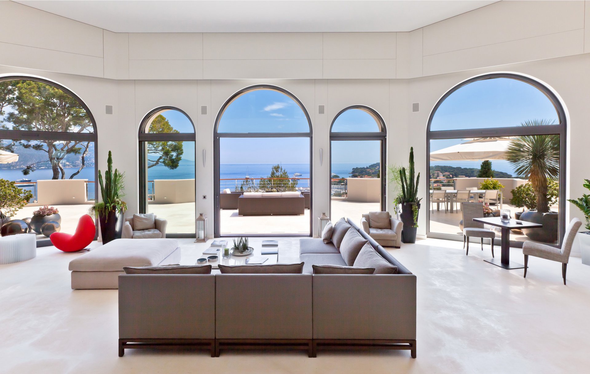 Панорамные окна в гостиной с видом на море