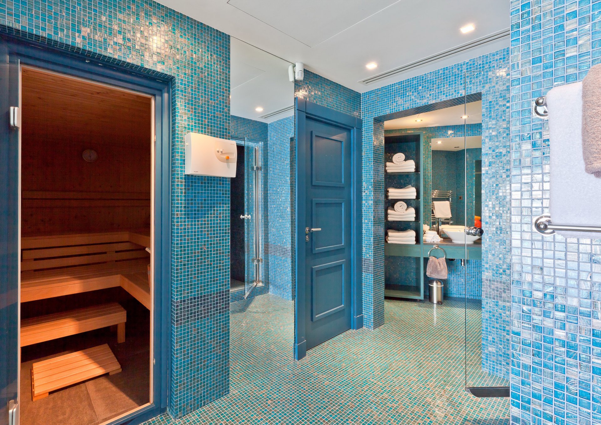 Плиточная-мозаика цвета аквамарин в ванной