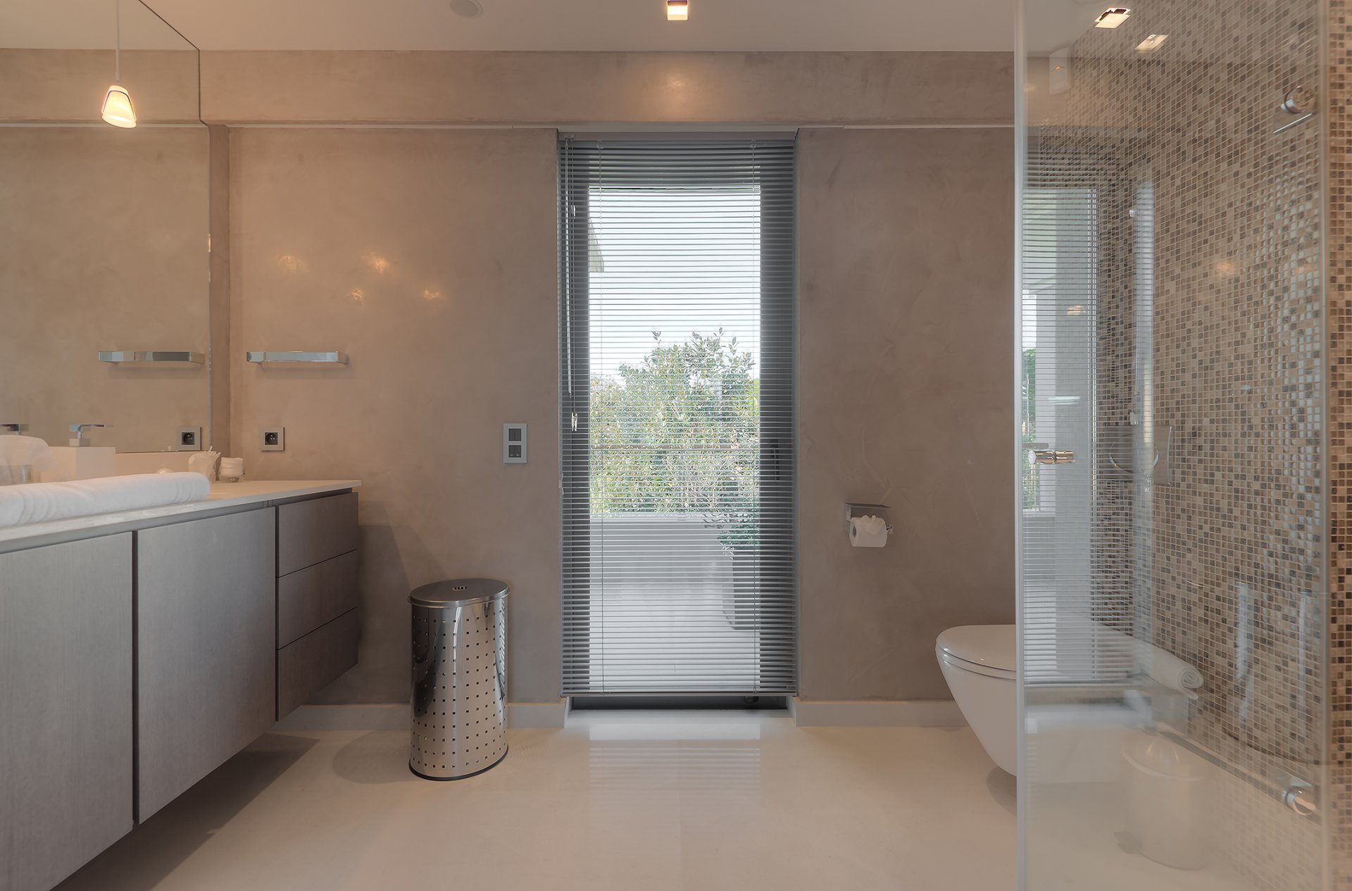 Чудесное сочетание мрамора и мозаичной плитки в ванной комнате