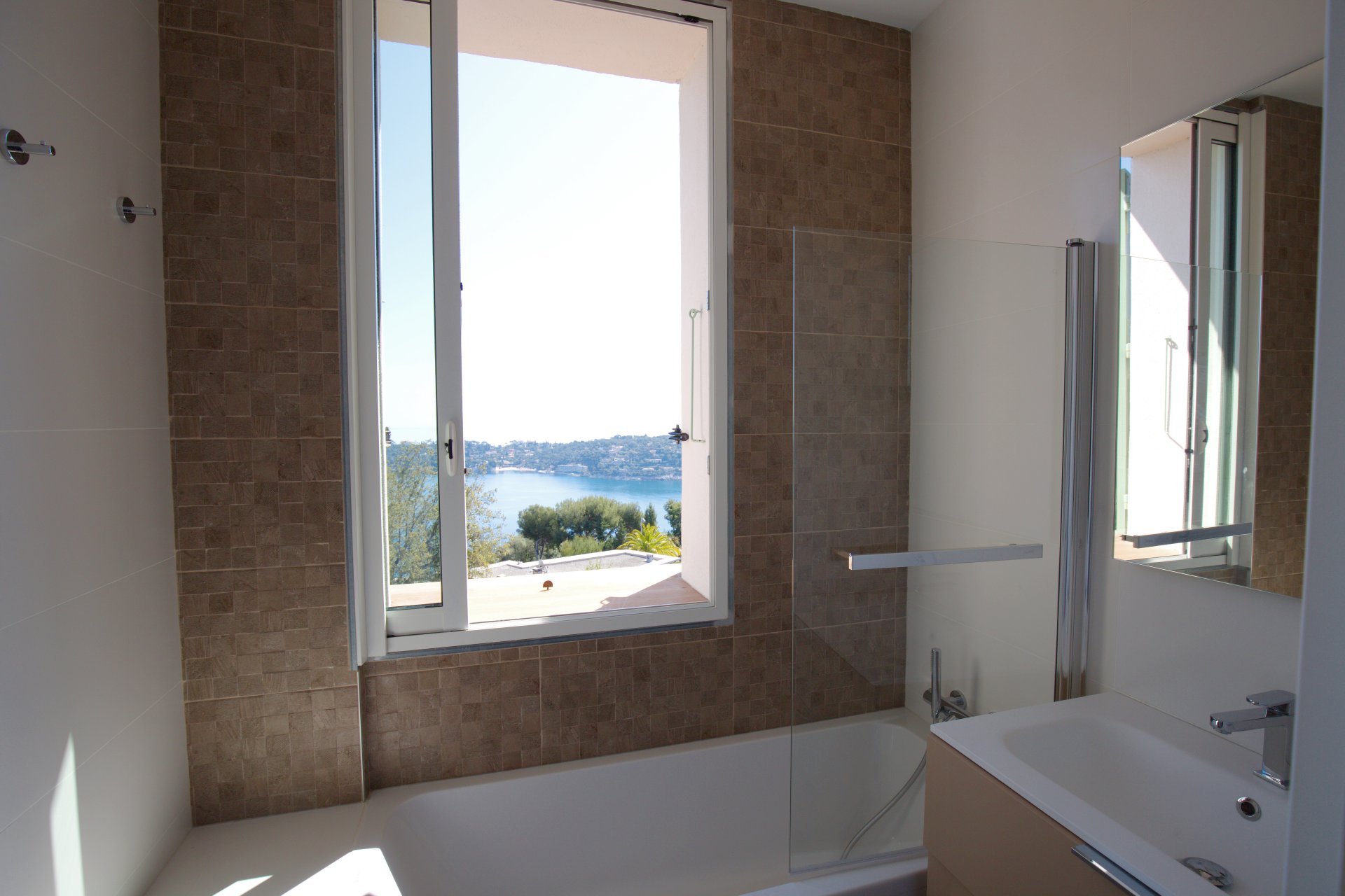 Вид из окон ванной комнаты на вилле вблизи Кап-Ферра