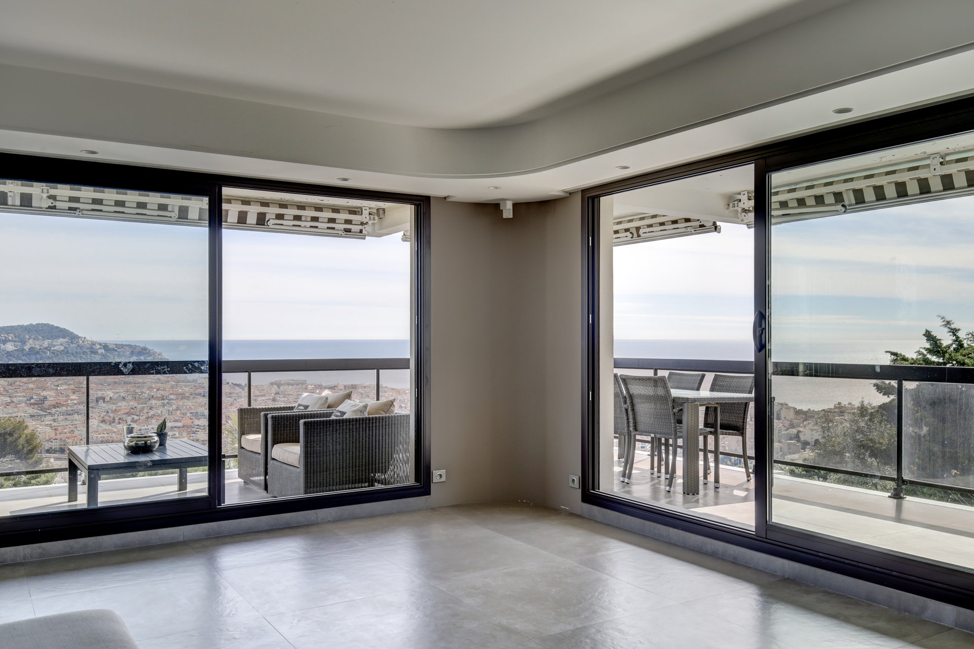 Панорамные окна в квартире на Лазурном берегу