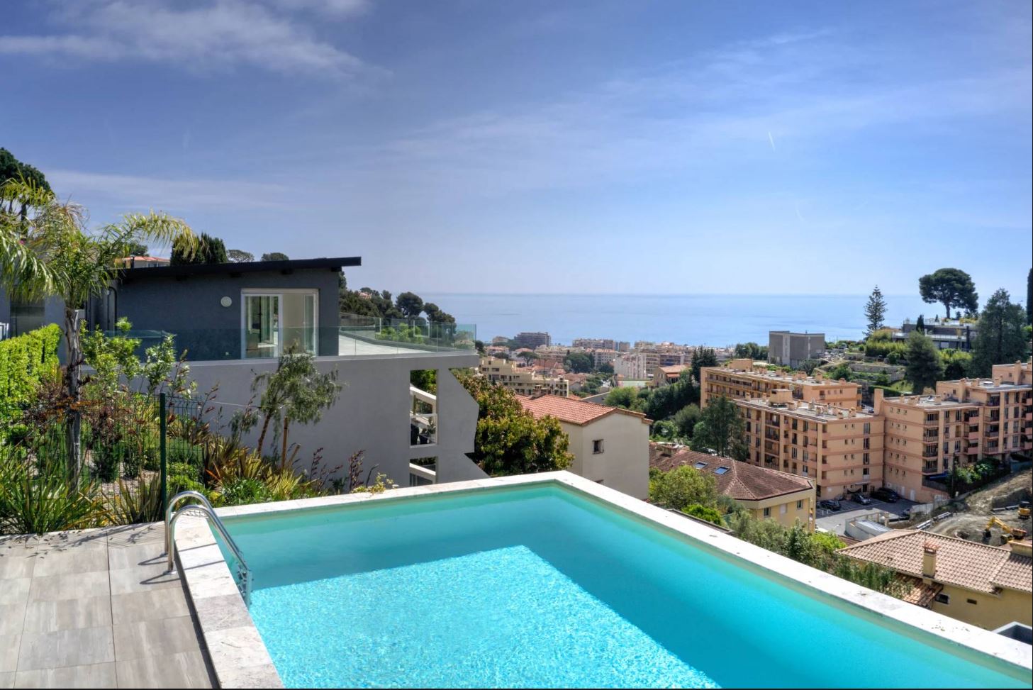 Пентхаус рядом с Монако , новый  дом с бассейном и ремонт от дизайнера