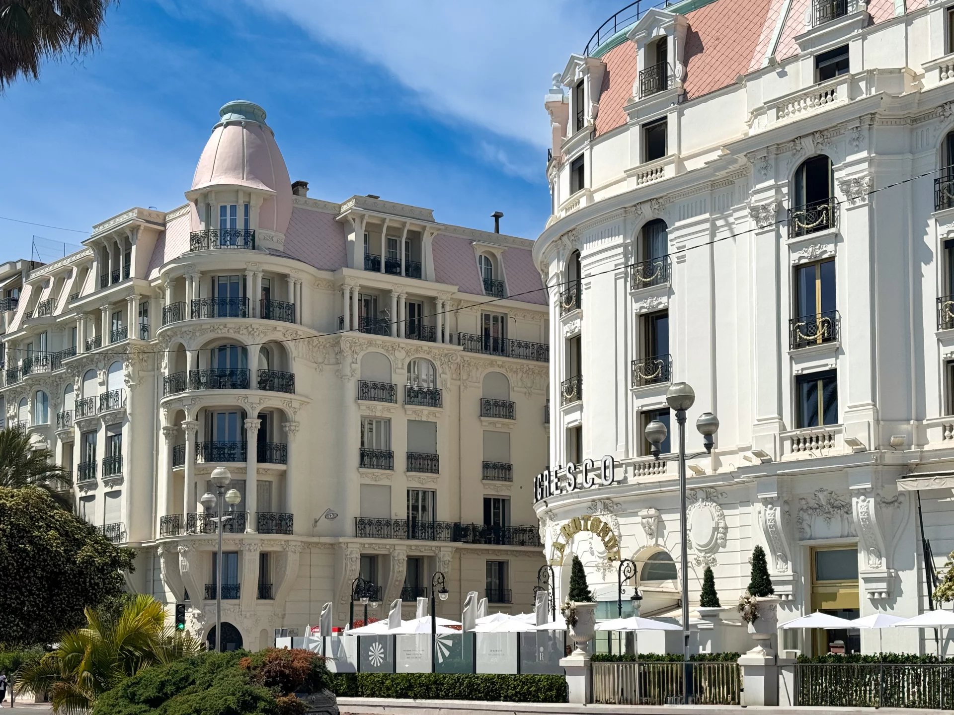 В доме  Бэль эпок напротив отеля Негреско, Promenade des Anglais