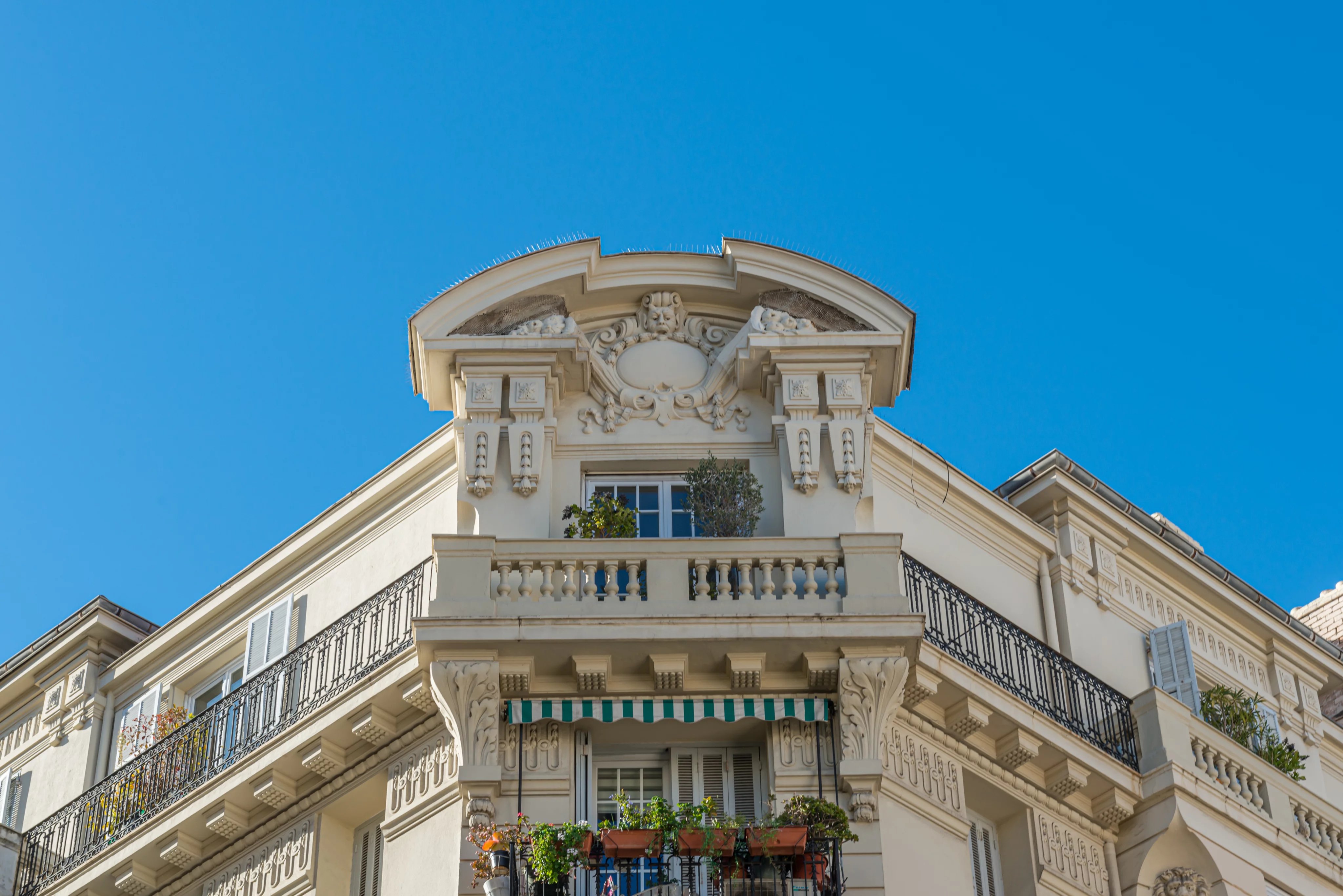 Центр Ниццы - последний этаж  с балконами 