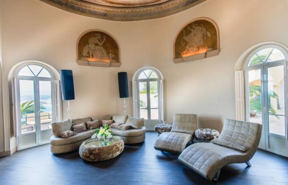 Большие окна и роскошные пейзажи гостиной дома на Лазурном берегу