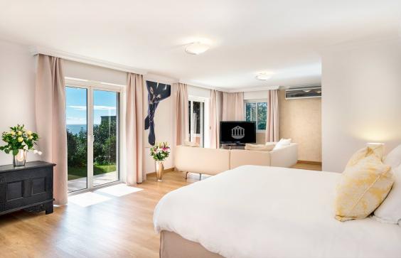 Спальня с панорамными окнами по побережье Средиземного моря
