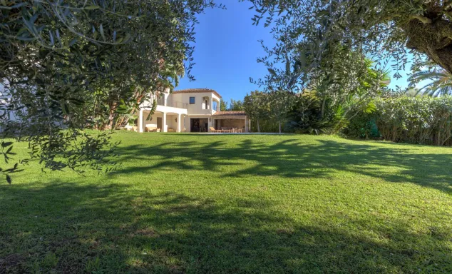 Modern villa -walking distance  to the beaches — real estate on the French Riviera — photo 1