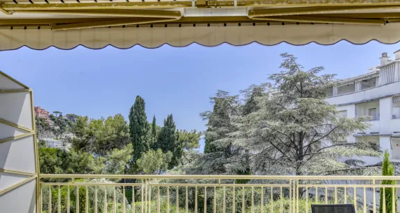  Luxury waterfront  Residence with a tennis and swimming pool  — real estate on the French Riviera — photo 1