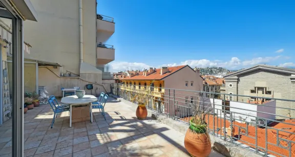Period building apartment with terrace — real estate on the French Riviera — photo 1