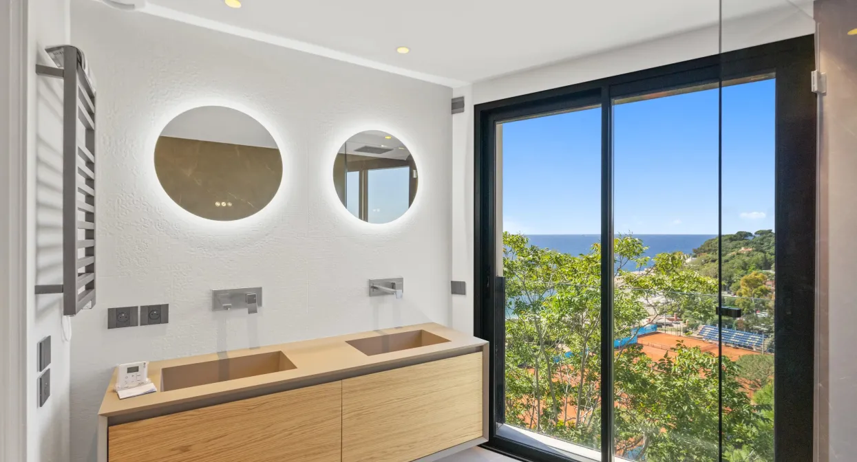 Penthouse Apartment with Panoramic Sea Views — real estate on the French Riviera — photo 6