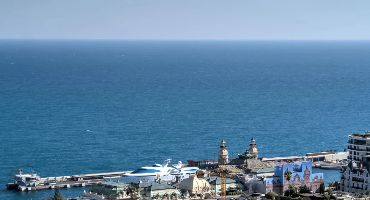 Панорамный вид открывается на безграничную гладь моря, чарующие пейзажи Монако и живописный Кап Мартен с гармонией природы и архитектуры.