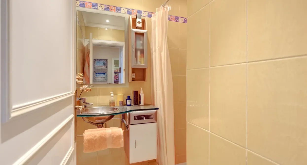 Three bedroom apartment with sea view — real estate on the French Riviera — photo 12
