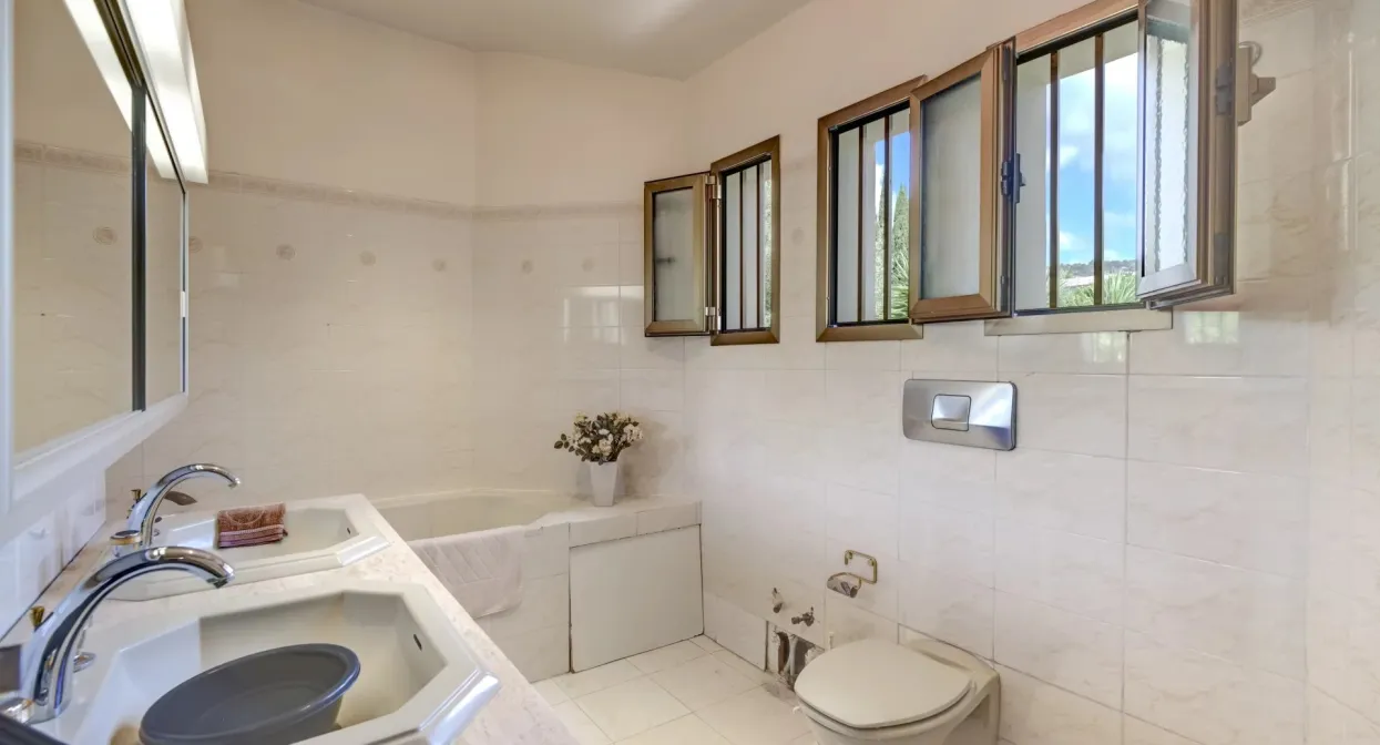 Secure domain with sea view and landscaped garden — real estate on the French Riviera — photo 18