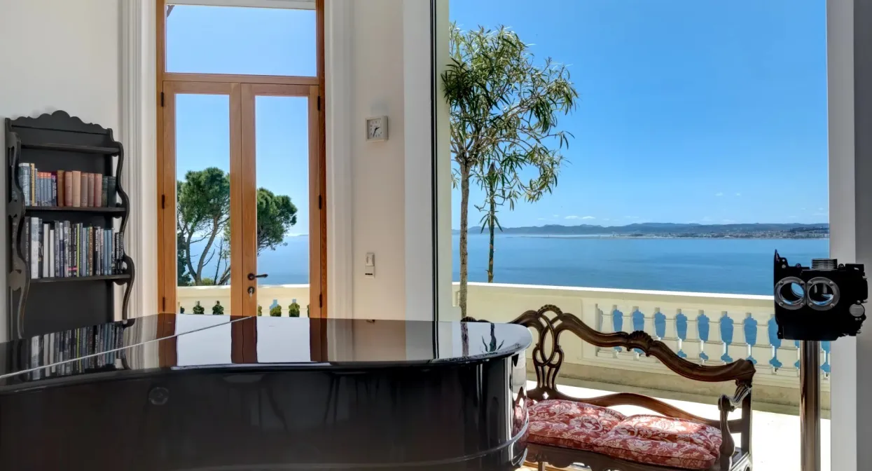 Famous Art Deco Property Overlooking the Bay — real estate on the French Riviera — photo 29