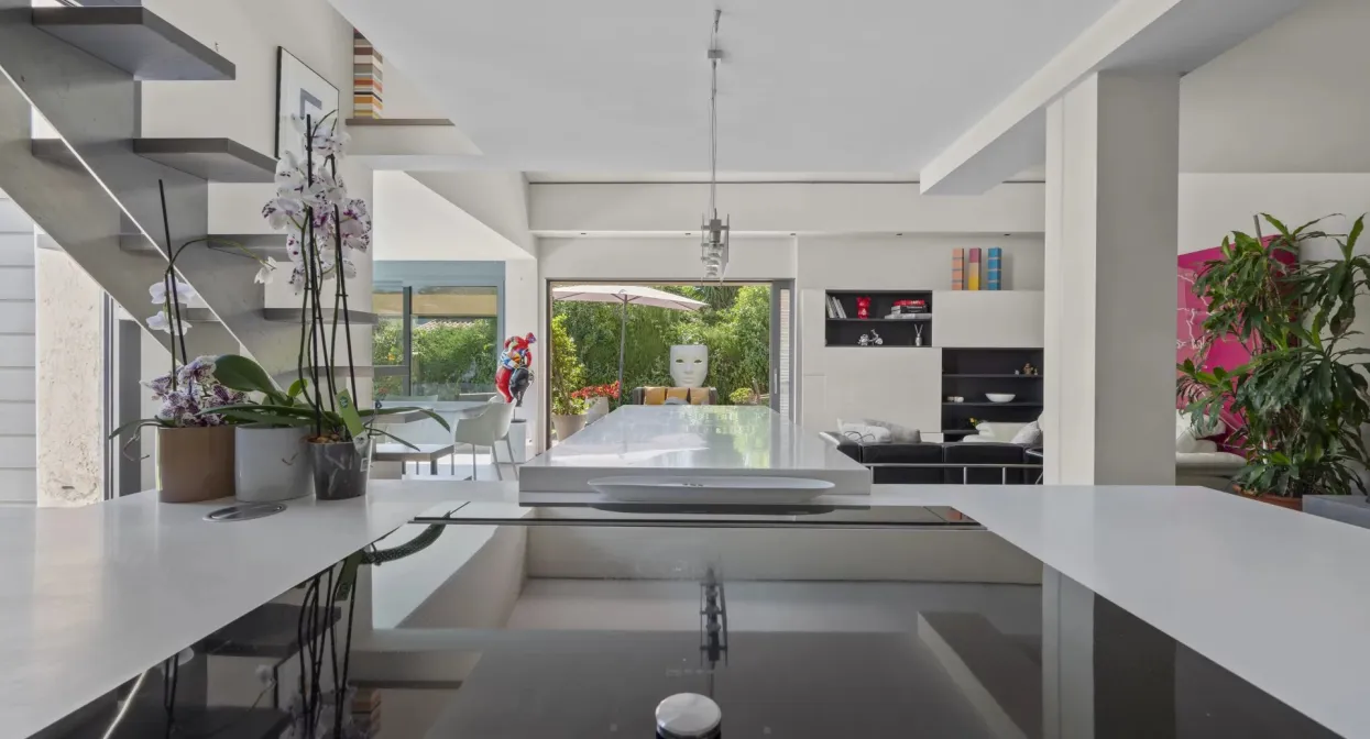 Charming semi-detached villa with pool — real estate on the French Riviera — photo 17