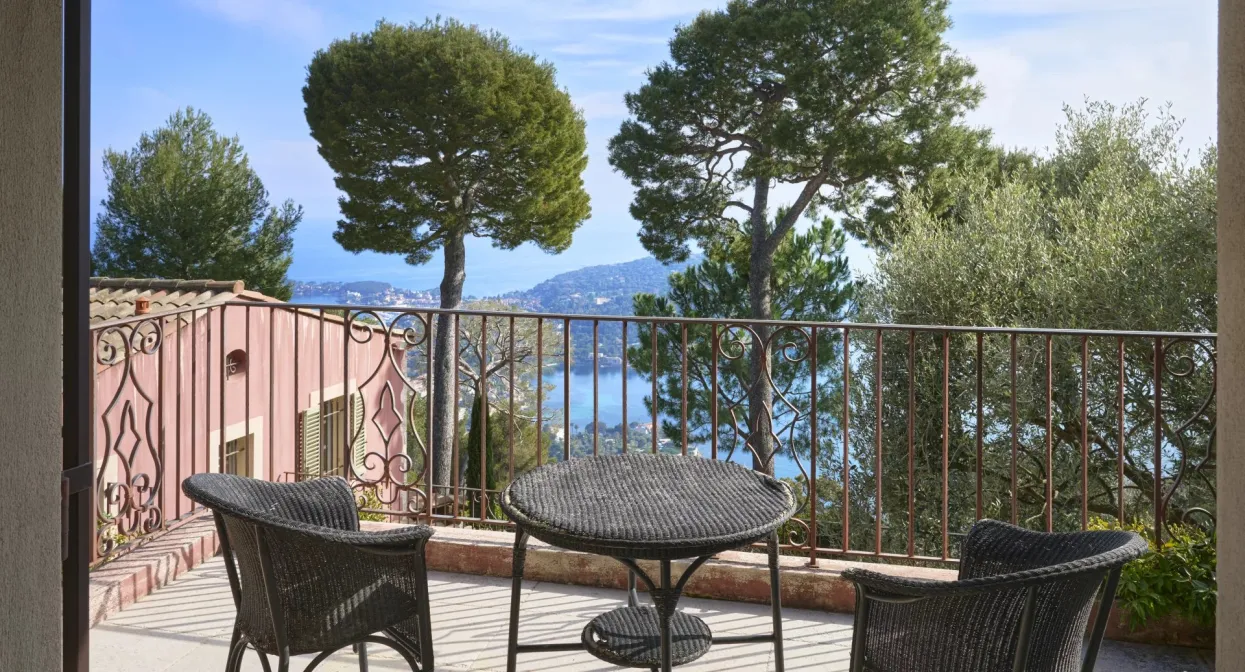 An elegant home nestled within a private estate — real estate on the French Riviera — photo 12