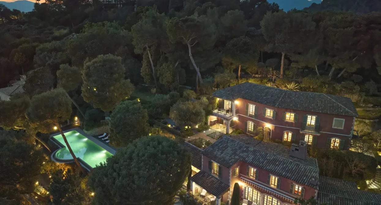 An elegant home nestled within a private estate — real estate on the French Riviera — photo 4