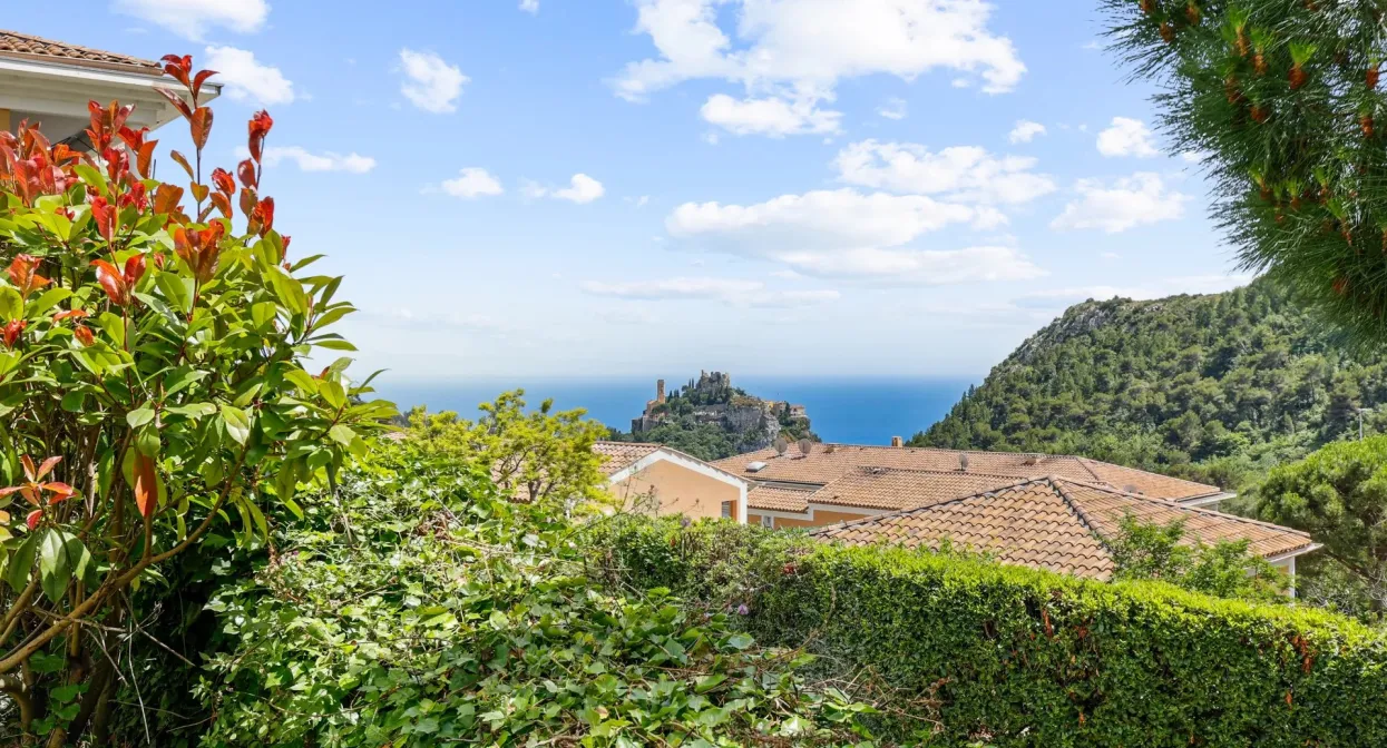 Apartment with garden and open view — real estate on the French Riviera — photo 2