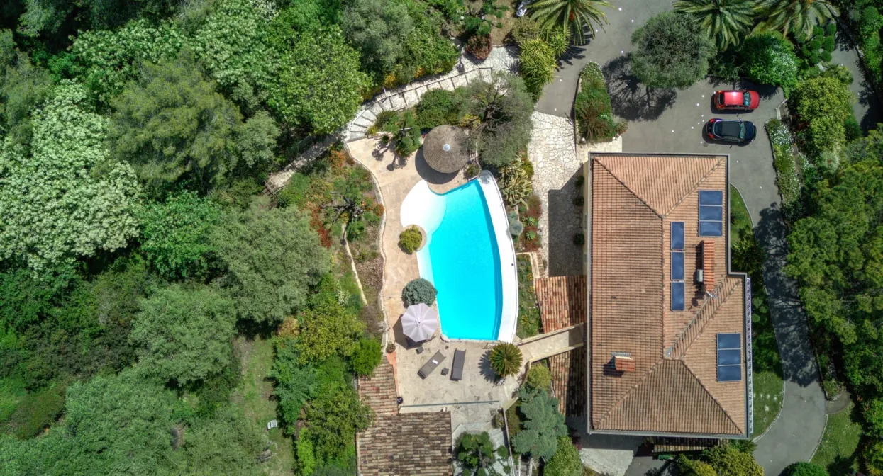 Villa in a private estate close to all amenities — real estate on the French Riviera — photo 2