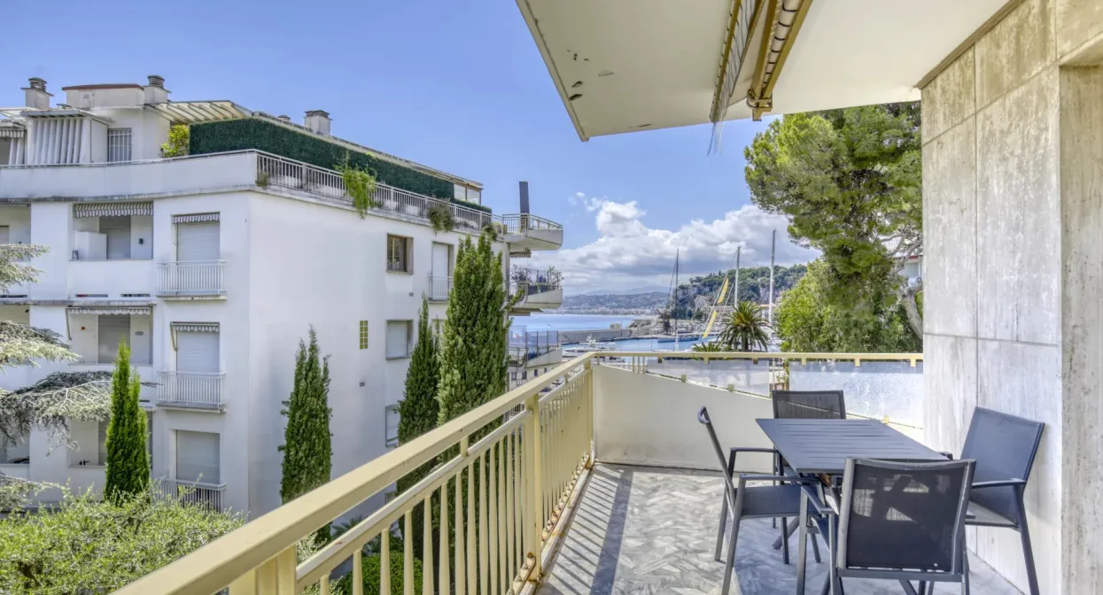  Luxury waterfront  Residence with a tennis and swimming pool  — real estate on the French Riviera — photo 2