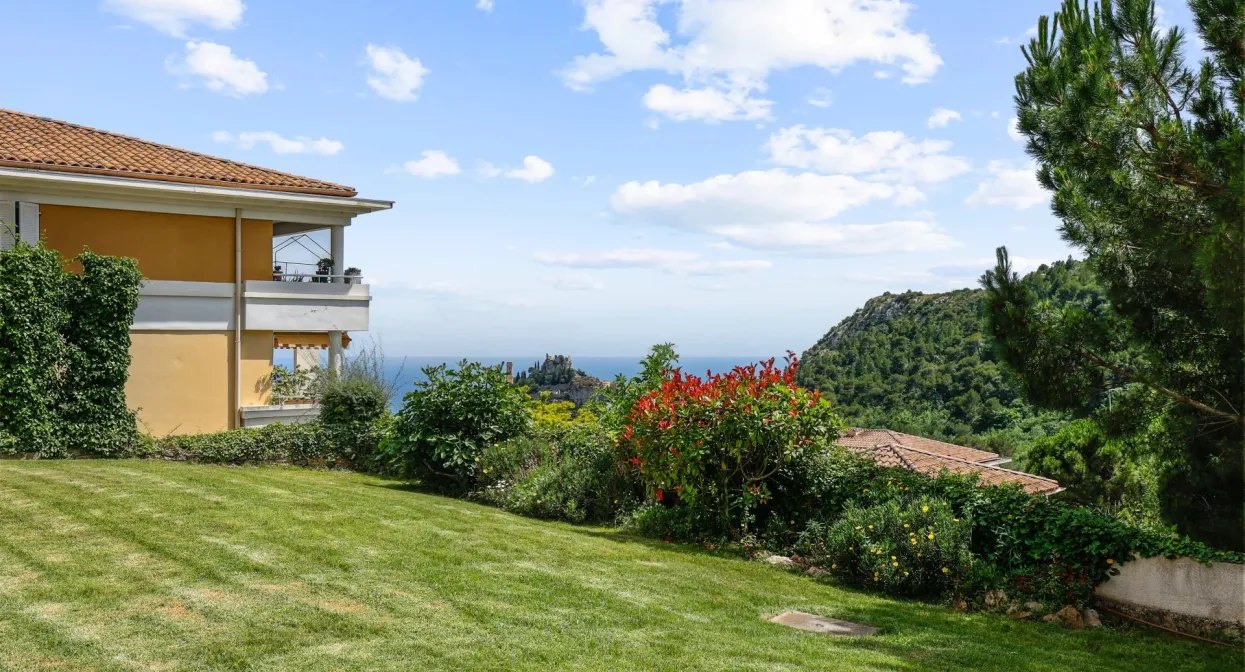 Apartment with garden and open view — real estate on the French Riviera — photo 1
