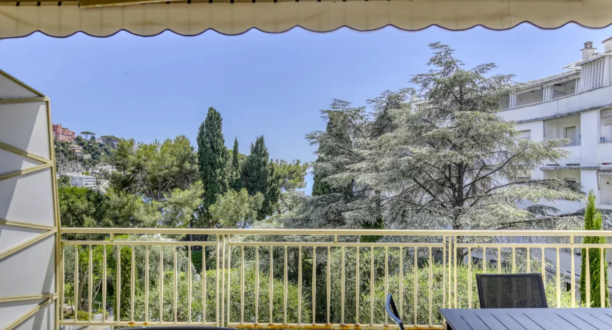  Luxury waterfront  Residence with a tennis and swimming pool  — real estate on the French Riviera — photo 1