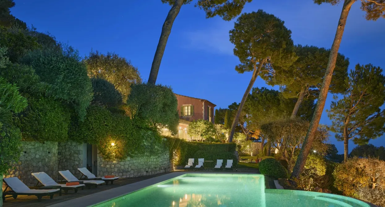 An elegant home nestled within a private estate — real estate on the French Riviera — photo 3