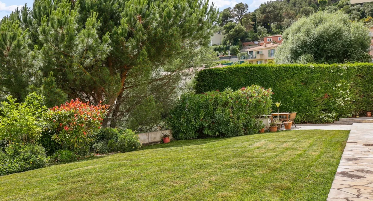 Apartment with garden and open view — real estate on the French Riviera — photo 12