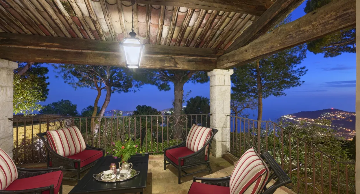 An elegant home nestled within a private estate — real estate on the French Riviera — photo 7