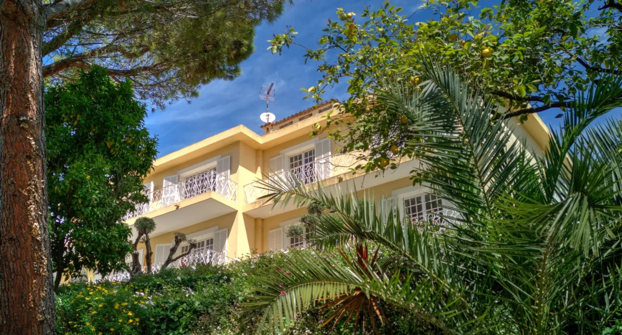 Villa in a private estate close to all amenities — real estate on the French Riviera — photo 27