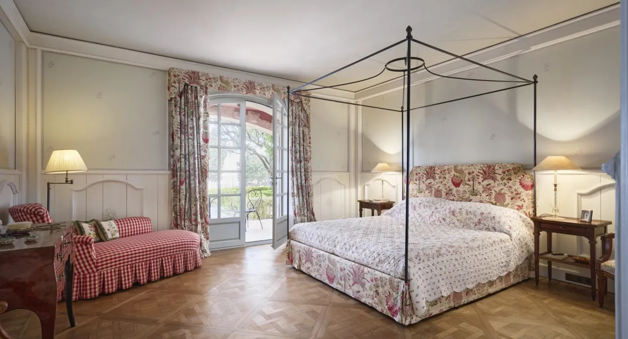 An elegant home nestled within a private estate — real estate on the French Riviera — photo 18