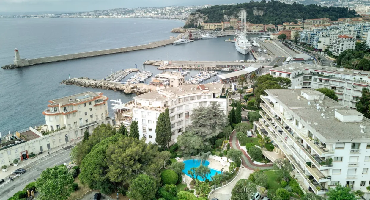  Luxury waterfront  Residence with a tennis and swimming pool  — real estate on the French Riviera — photo 7