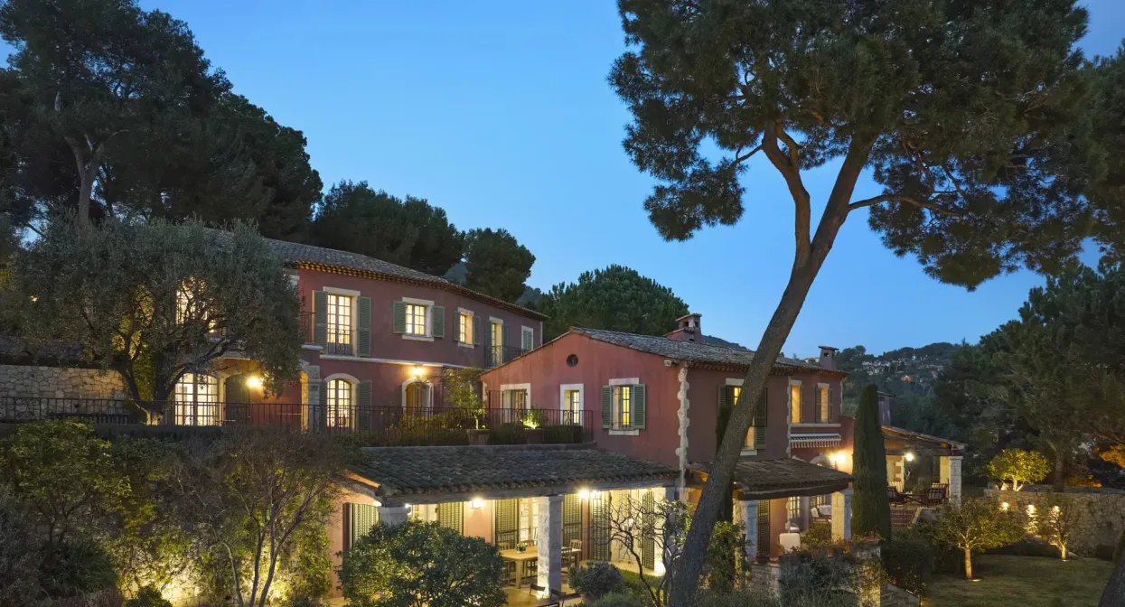 An elegant home nestled within a private estate — real estate on the French Riviera — photo 6