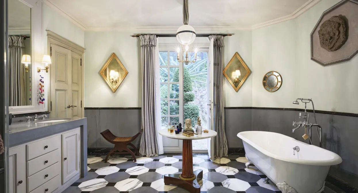 An elegant home nestled within a private estate — real estate on the French Riviera — photo 17