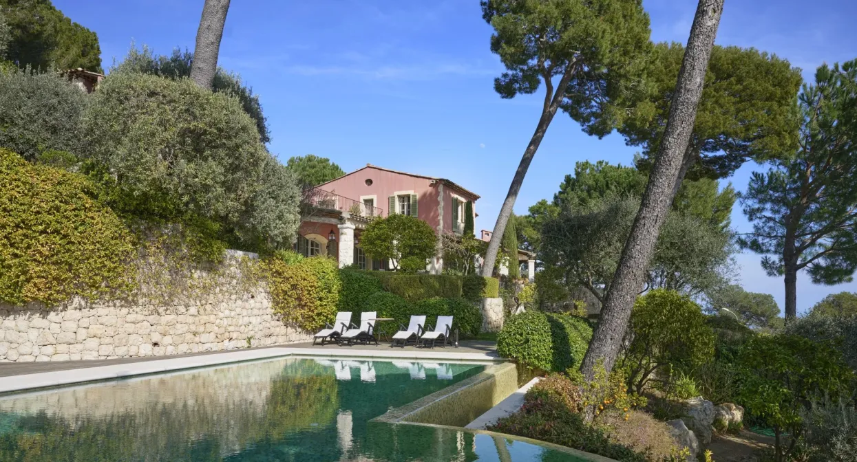 An elegant home nestled within a private estate — real estate on the French Riviera — photo 10