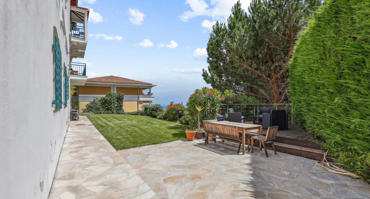 Apartment with garden and open view — real estate on the French Riviera — photo 14