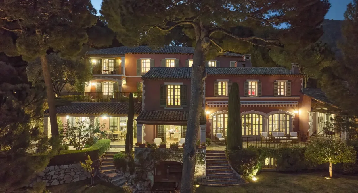 An elegant home nestled within a private estate — real estate on the French Riviera — photo 8