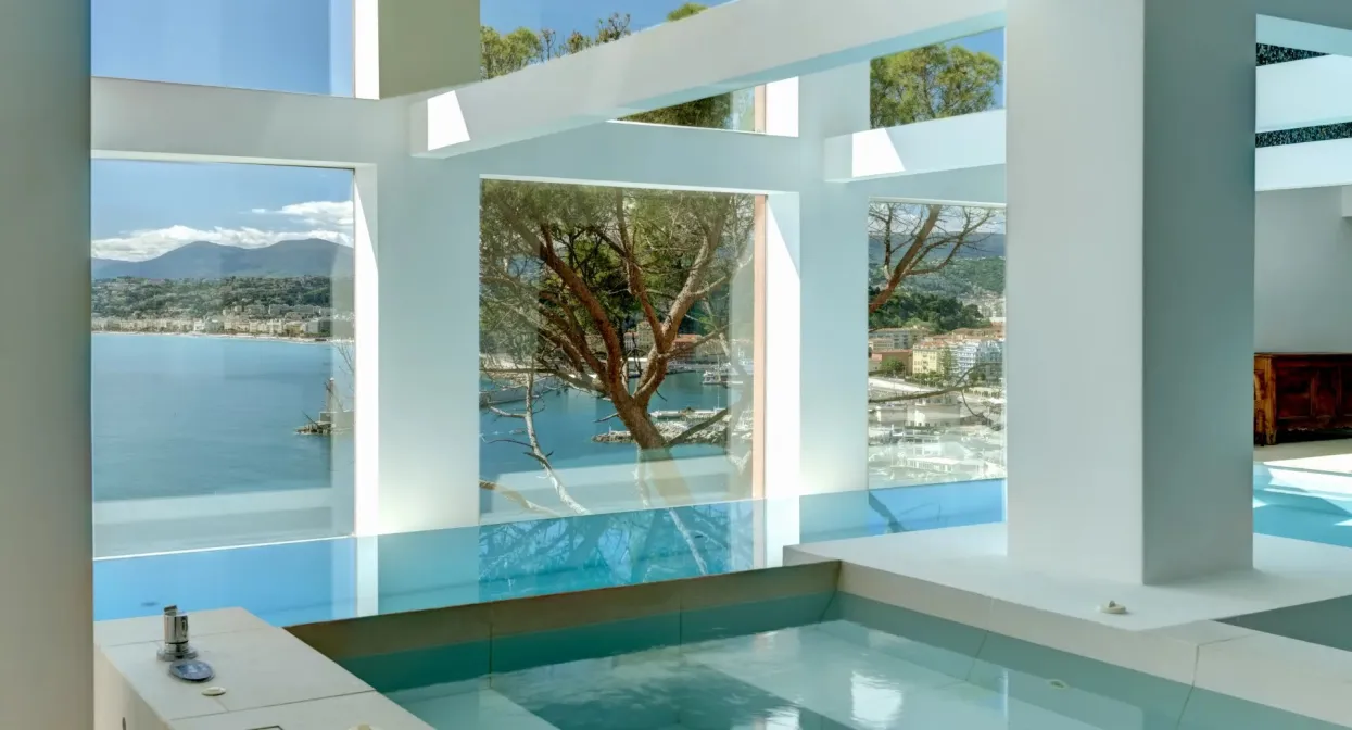 Famous Art Deco Property Overlooking the Bay — real estate on the French Riviera — photo 28