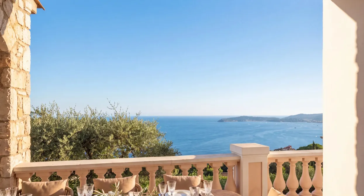 An exceptional villa overlooking the Mediterranean — real estate on the French Riviera — photo 3