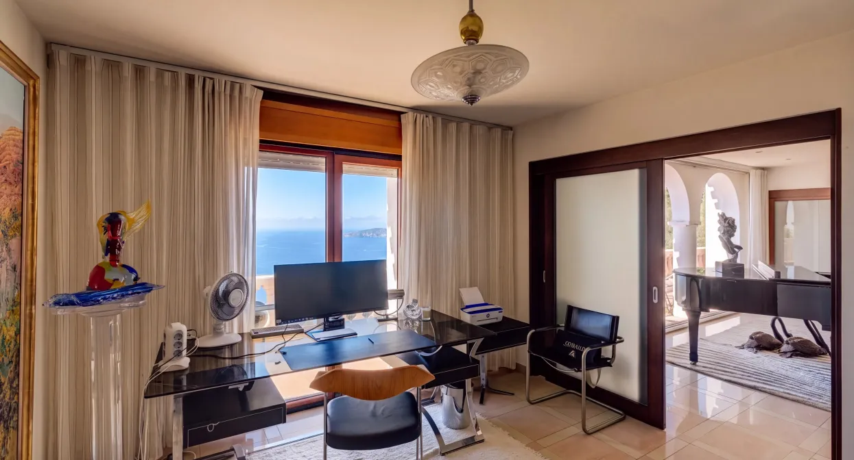 An exceptional villa overlooking the Mediterranean — real estate on the French Riviera — photo 17