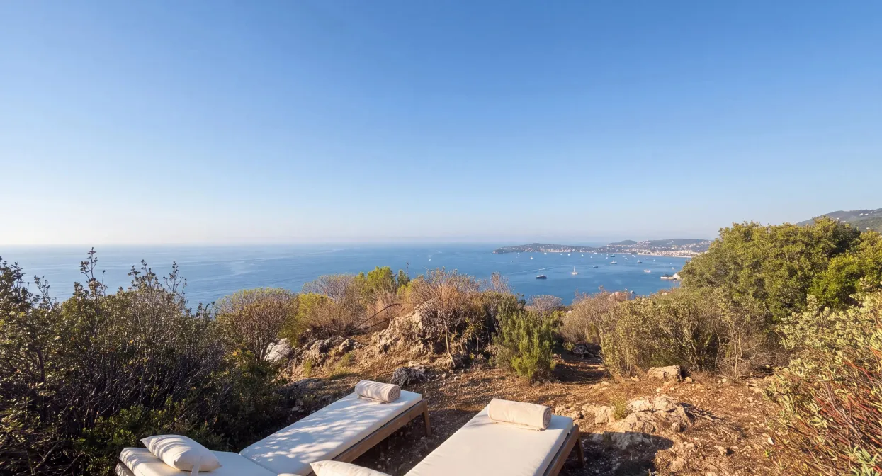 An exceptional villa overlooking the Mediterranean — real estate on the French Riviera — photo 21