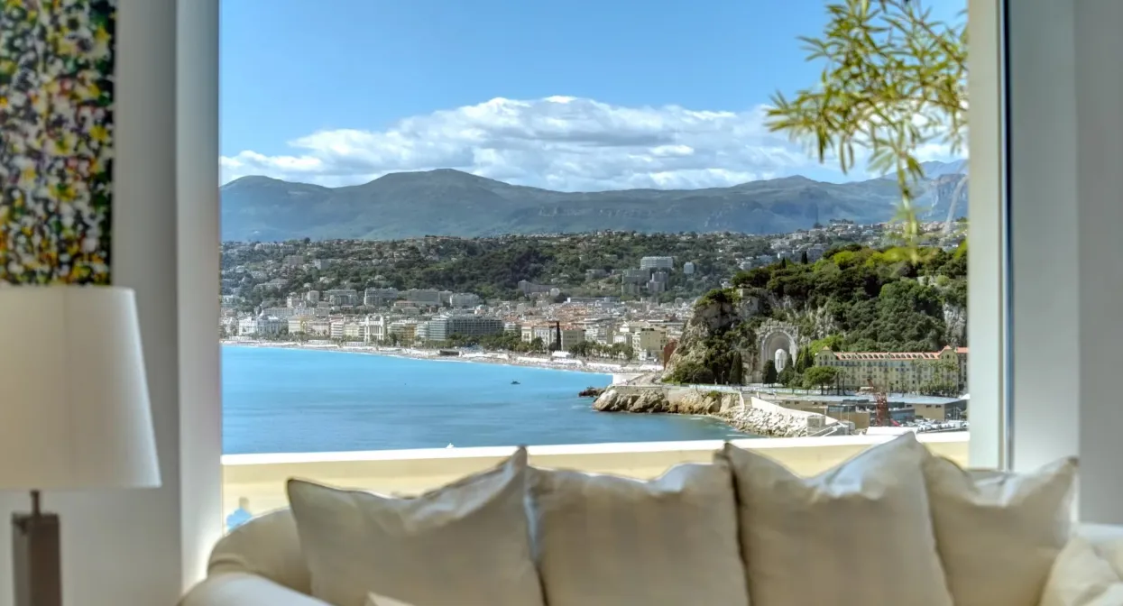 Famous Art Deco Property Overlooking the Bay — real estate on the French Riviera — photo 19