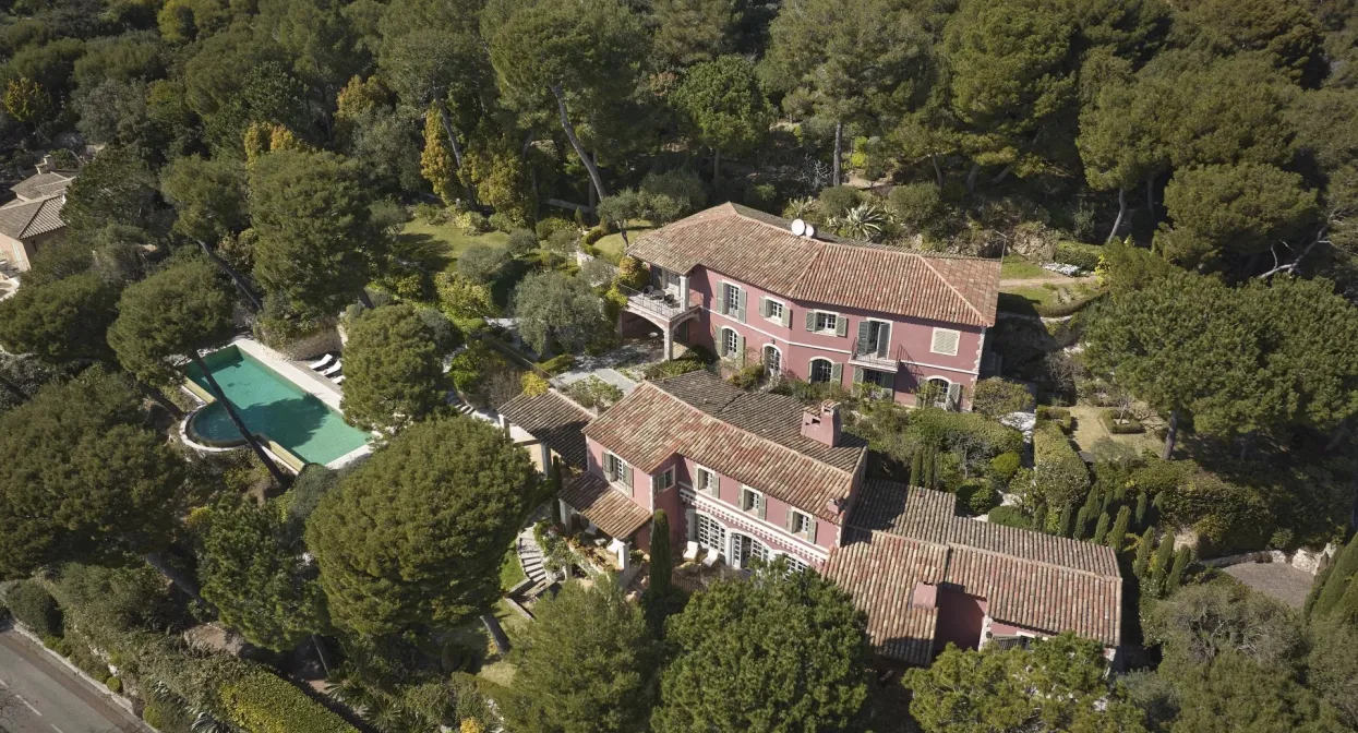 An elegant home nestled within a private estate — real estate on the French Riviera — photo 9