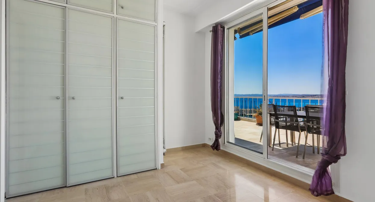 Waterfront Penthouse with 150 sq m terrace — real estate on the French Riviera — photo 14