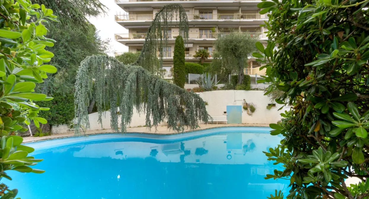  Luxury waterfront  Residence with a tennis and swimming pool  — real estate on the French Riviera — photo 6