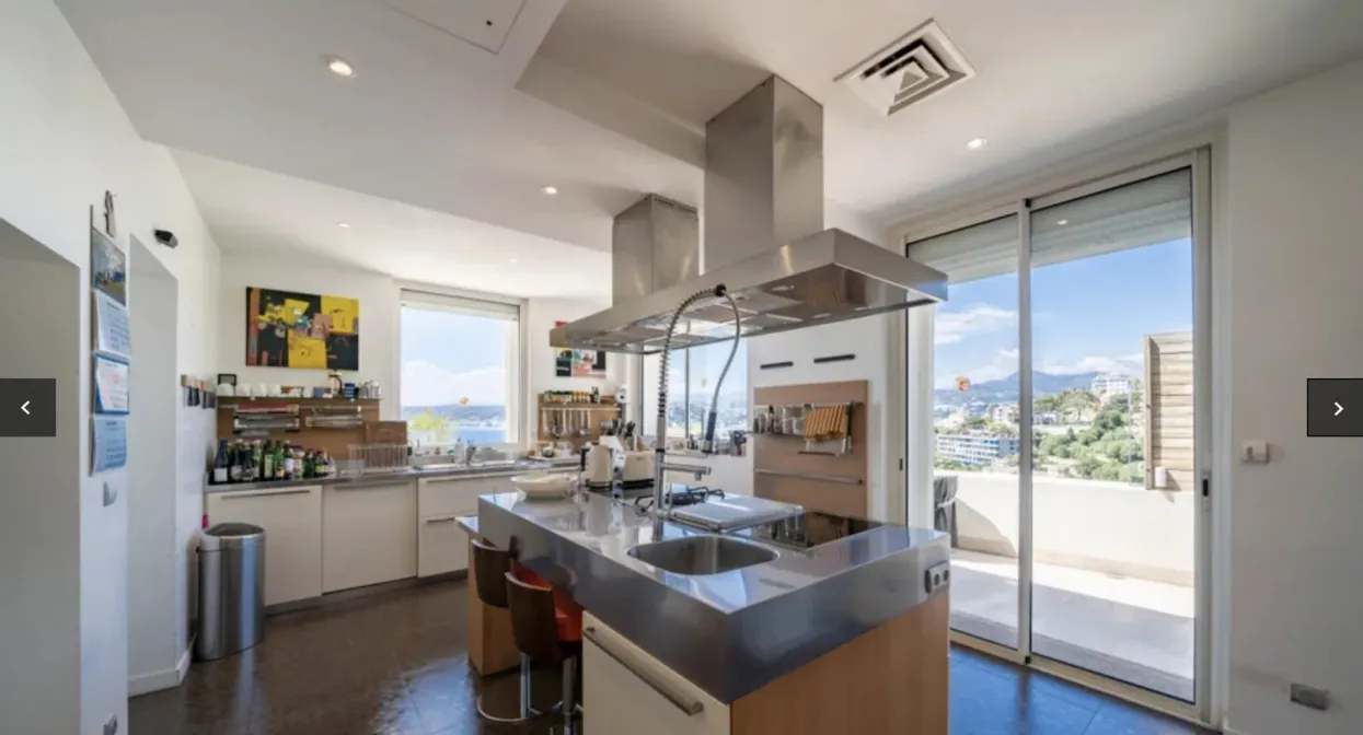 Famous Art Deco Property Overlooking the Bay — real estate on the French Riviera — photo 11