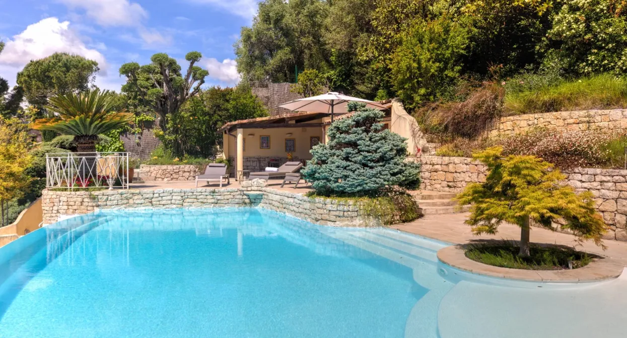 Villa in a private estate close to all amenities — real estate on the French Riviera — photo 1